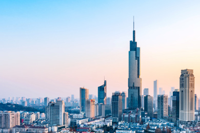 中国江苏南京紫峰大厦和城市天际线黄昏风光