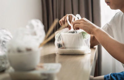 男子坐在桌子旁吃外卖