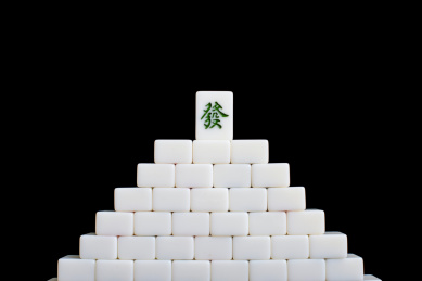 整齐堆放的麻将牌