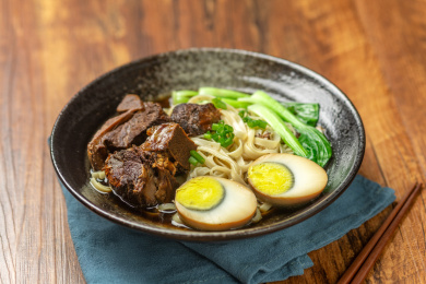 排骨卤蛋面摆放在木桌面上