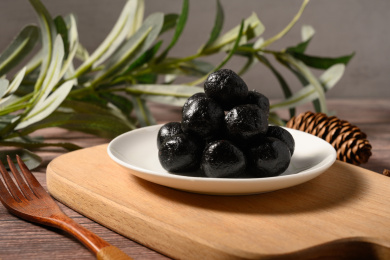 桌面上的盘子里的黑乎乎的芝麻丸