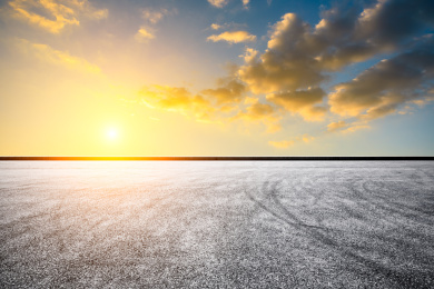 亚洲夏季日落时干净的沥青道路和自然风光