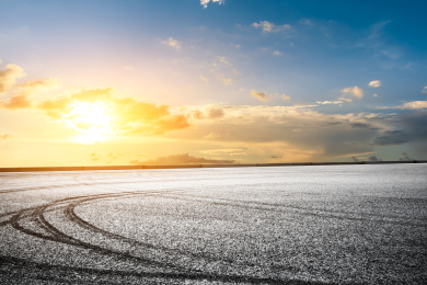 亚洲夏季日落时干净的沥青道路和自然风光