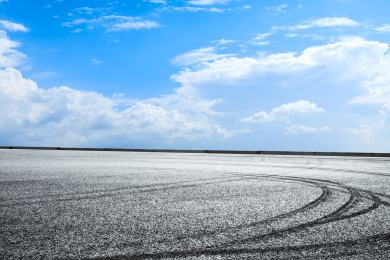 亚洲夏季干净的沥青道路和自然风光