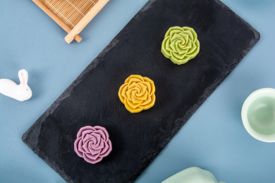 蓝色背景上瓷盘里的月饼