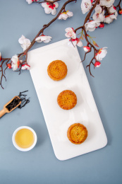 蓝色背景上瓷盘里的月饼