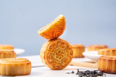 蓝色背景上瓷盘里的月饼