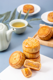 蓝色背景上瓷盘里的月饼