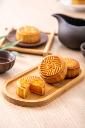 中式圆木纹桌子上的月饼