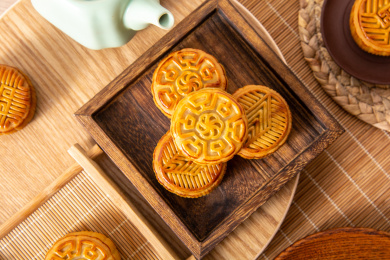 中式圆木纹桌子上的月饼