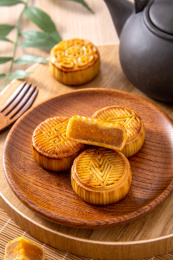 中式圆木纹桌子上的月饼