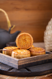 中式圆木纹桌子上的月饼