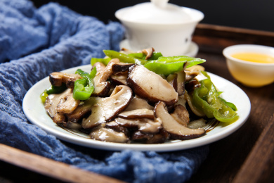 新鲜香菇炒青椒