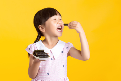 吃海苔蛋卷酥的小女孩