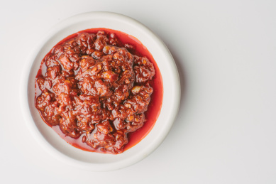 白色背景俯拍的一碟辣椒酱