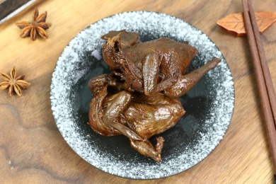 在盘中的卤鹌鹑