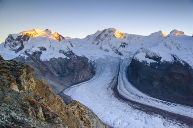 瑞士阿尔卑斯山的雪山