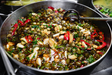 一大盆潮汕美食生腌沙蚬