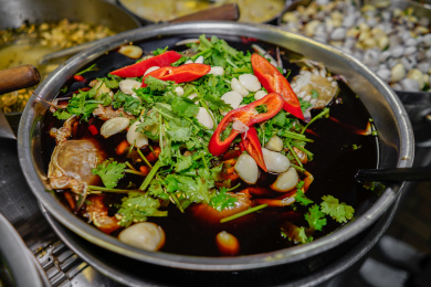 大盆里的潮汕美食生腌蟹 