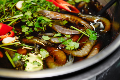 大盆里的潮汕美食生腌虾