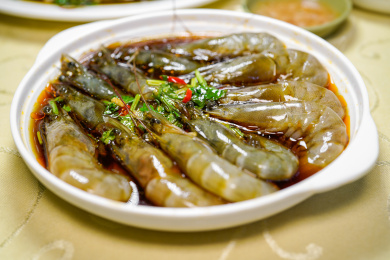 白盘装潮汕美食生腌虾放桌子上