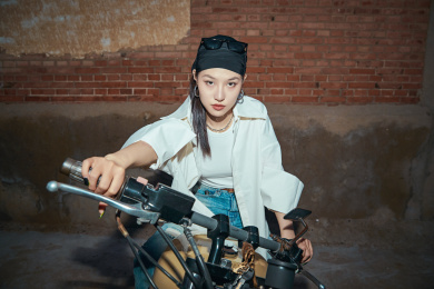 骑在复古摩托车上的时尚亚洲少女