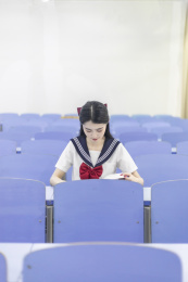 教室里穿着JK服装的学生