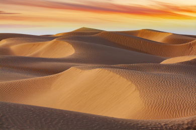 中国新疆塔克拉玛干沙漠日落风光