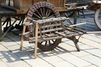  景区里的木独轮车