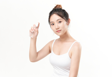 手拿喷壶的亚洲美女