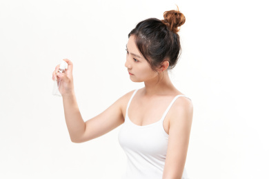 手拿喷壶的亚洲美女
