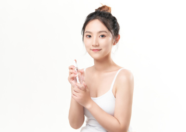 手拿喷壶的亚洲美女