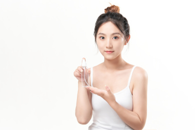 手拿喷壶的亚洲美女