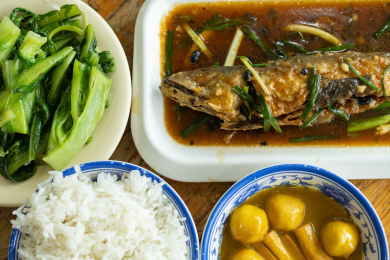 煎鱼及咖喱鱼蛋香肠快餐