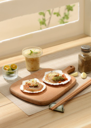 餐具里摆放的粉丝蒸扇贝