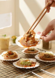 餐具里摆放的粉丝蒸扇贝