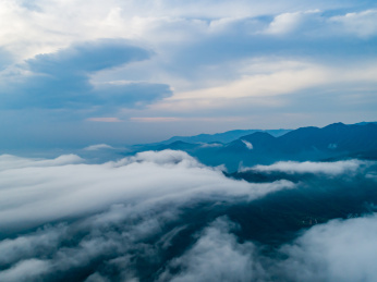 江西庐山西海柘林湖高山上的云雾