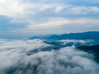 江西庐山西海柘林湖高山上的云雾