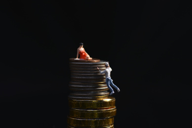 攀登金钱黑色背景下的小人与钱币