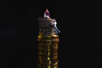 攀登金钱黑色背景下的小人与钱币