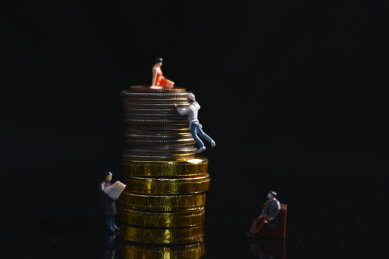 攀登金钱黑色背景下的小人与钱币