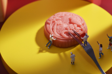 纯色背景上的中秋节月饼与小人