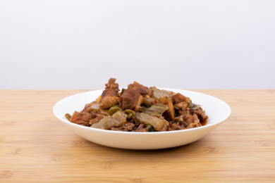 盘子里的酸菜魔芋烧鸭