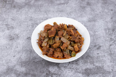 盘子里的酸菜魔芋烧鸭