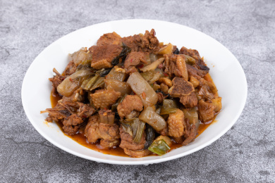 盘子里的酸菜魔芋烧鸭