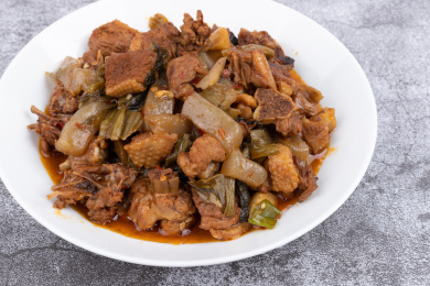 盘子里的酸菜魔芋烧鸭