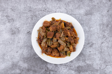 盘子里的酸菜魔芋烧鸭