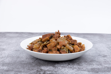 盘子里的酸菜魔芋烧鸭