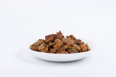 盘子里的酸菜魔芋烧鸭