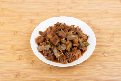 盘子里的酸菜魔芋烧鸭